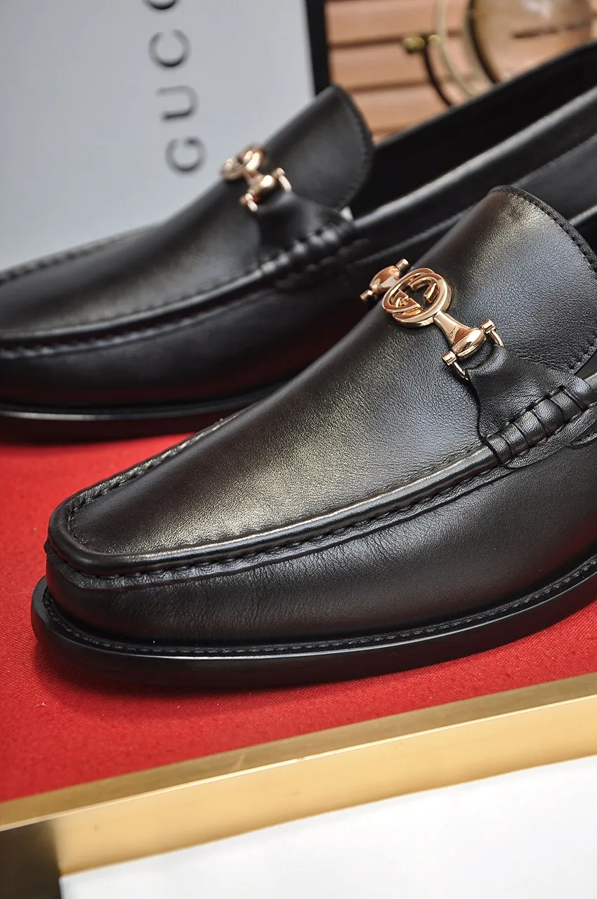 Men's shoes💰560💶Italy's top luxury men's shoe giant (GUCCI) (Gucci) (full cowhide lining) new arrival🍃Original European style🔰 Pleasant to the eye😍In order to make the shoes more durable and non-deformable🌀The production continues to follow traditional methods but there is still no lack of innovation💪Choose original sheepskin for the leather♻️ Smooth and natural And extra bright ⭐Made of imported cowhide, the first choice of rich people 38-45 (45 customized)